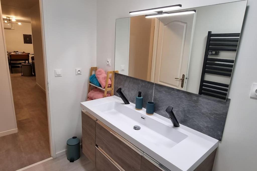 Belle Maison Climatisee Renovee Pac-Man Entre Collegues, Amis, Famille - Barbecue - Netflix - Prime - Baby Foot 50Cts Saint-Seurin-sur-l'Isle Exterior foto