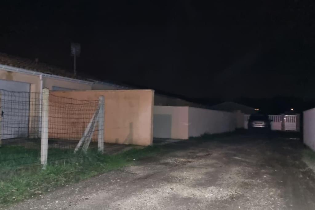 Belle Maison Climatisee Renovee Pac-Man Entre Collegues, Amis, Famille - Barbecue - Netflix - Prime - Baby Foot 50Cts Saint-Seurin-sur-l'Isle Exterior foto